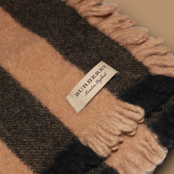 Burberry Unisex Thick Scarf - Picture 4 of 4
